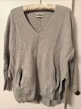 Babaton Light Gray Ribbed V-Neck Sweater with Front Pockets